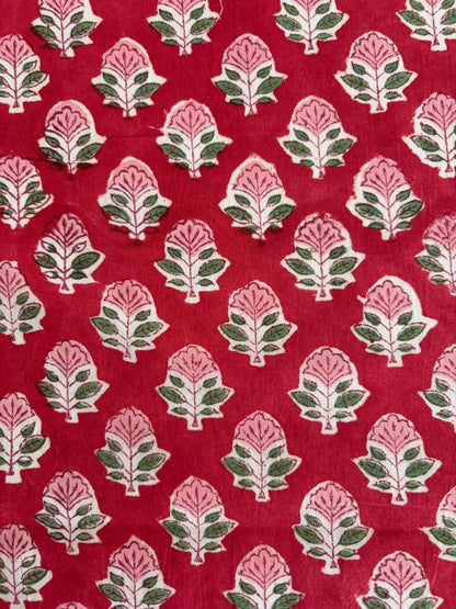 House of Mulmul - Blockprinted Cotton Reversible Table Runner & Mats set. Patterned fabric with pink and green design on a red background