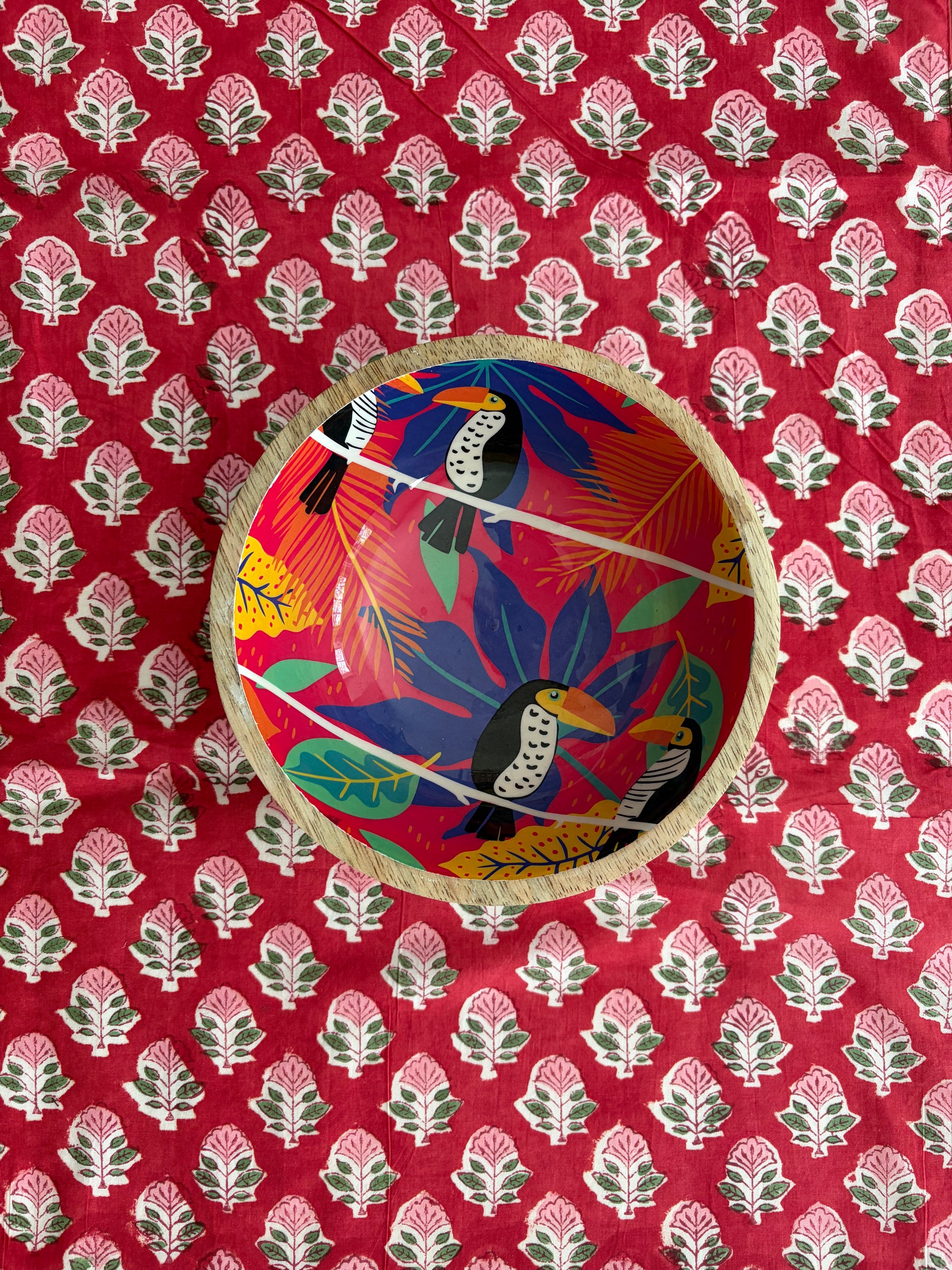 House of Mulmul - Blockprinted Cotton Reversible Table Runner & Mats set. Decorative plate with bird design on a red fabric background