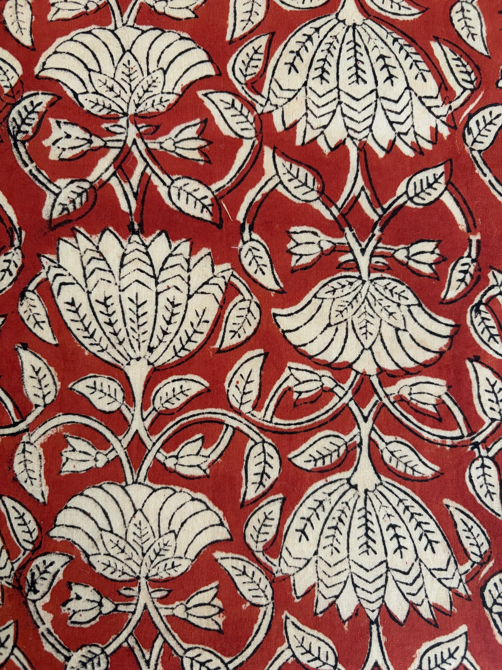 House of Mulmul - Blockprinted Cotton Reversible Table Runner & Mats set. Beige floral pattern on a red background