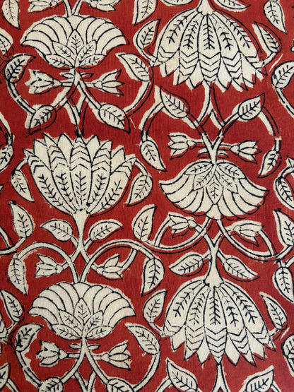 House of Mulmul - Blockprinted Cotton Reversible Table Runner & Mats set. Beige floral pattern on a red background