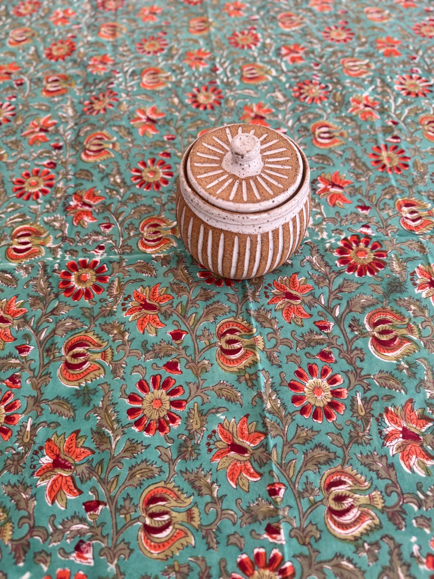 House of Mulmul - Cotton Table Cloth Round. Decorative pot on a fabric with floral patterns